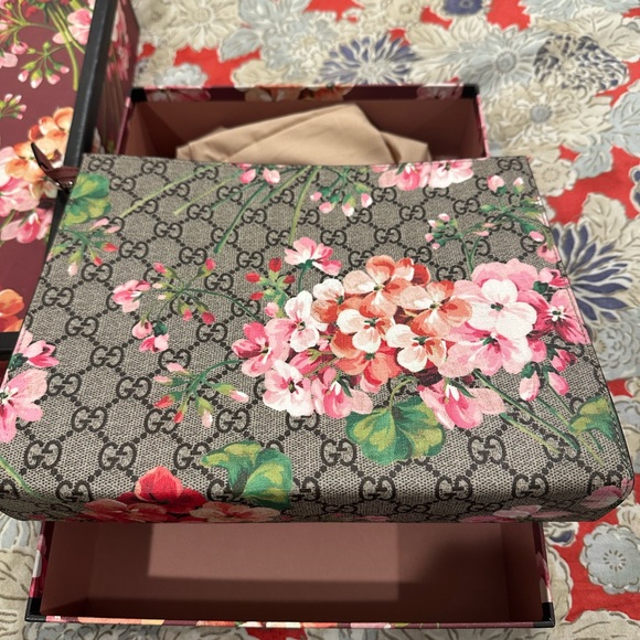 Authent Gucci Bloom Toiletry 26 EUC - Picture 10 of 10